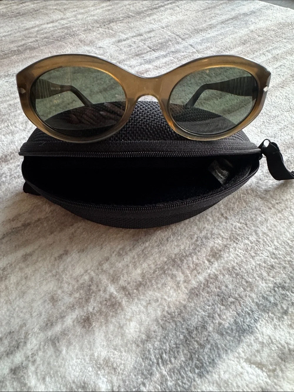Persol SunglassesPO2573-S 222/31 Honey Havana Oval made in Italy LIKE NEW